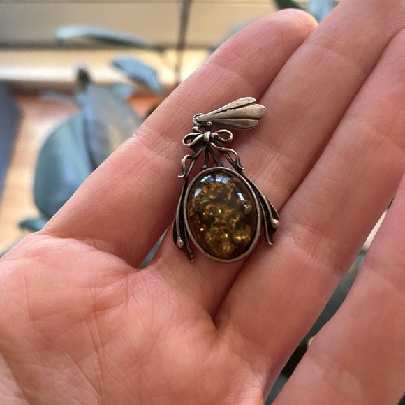 Jewelry - Vintage green amber pendant